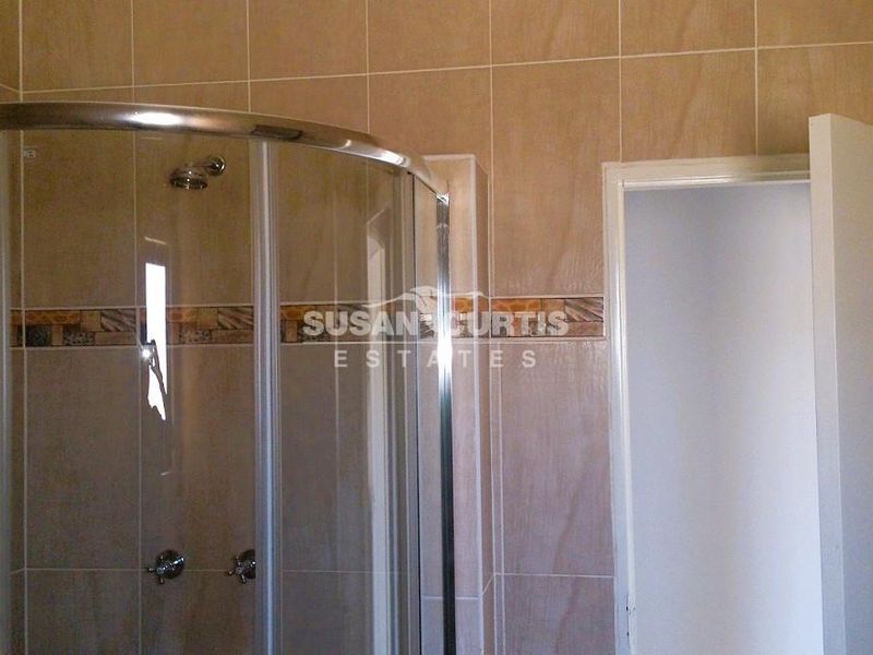 Modern one level family home - Photo 5