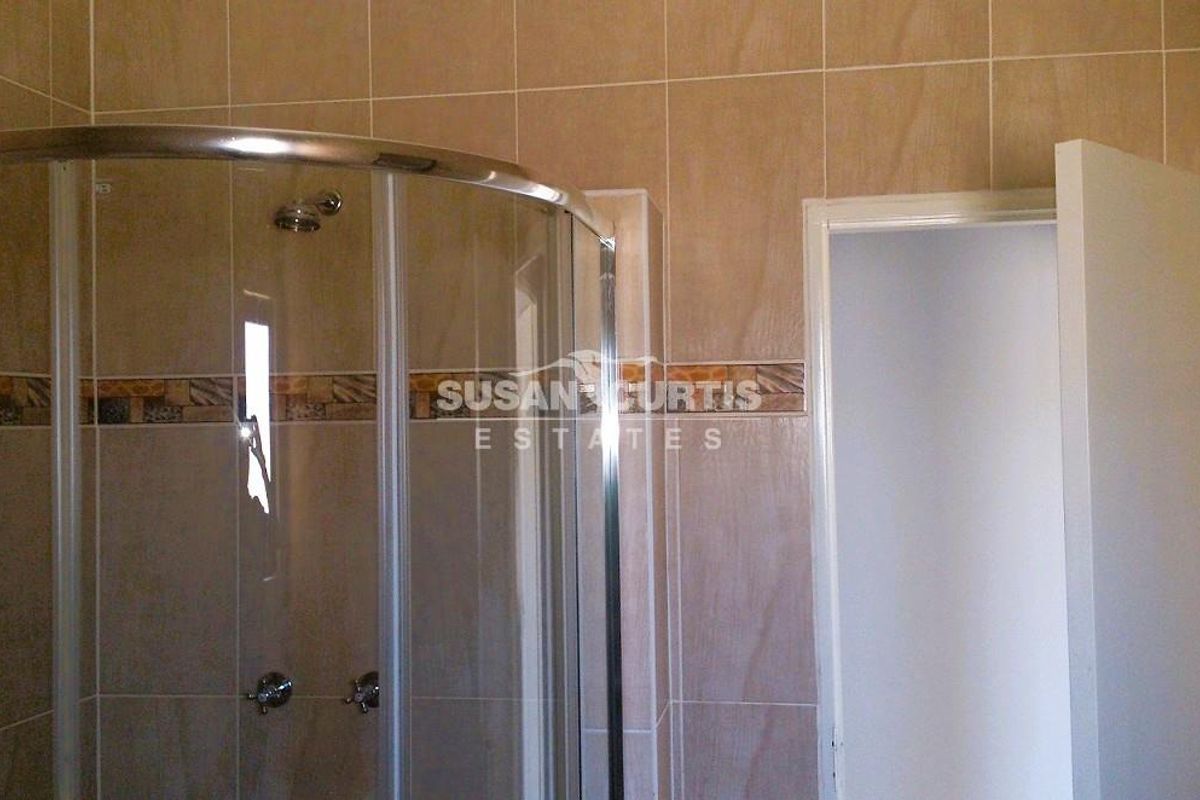 Modern one level family home - Photo 5