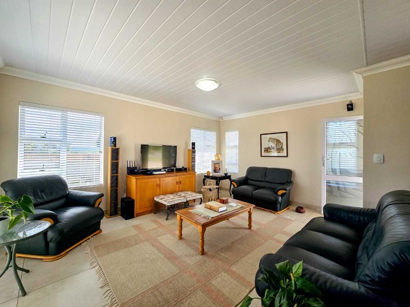 Neat family home for sale in Stilbaai-Wes. - Photo 3