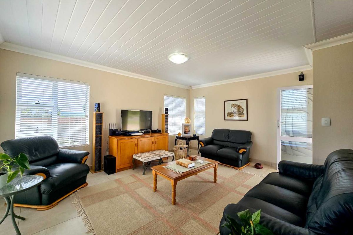 Neat family home for sale in Stilbaai-Wes. - Photo 3