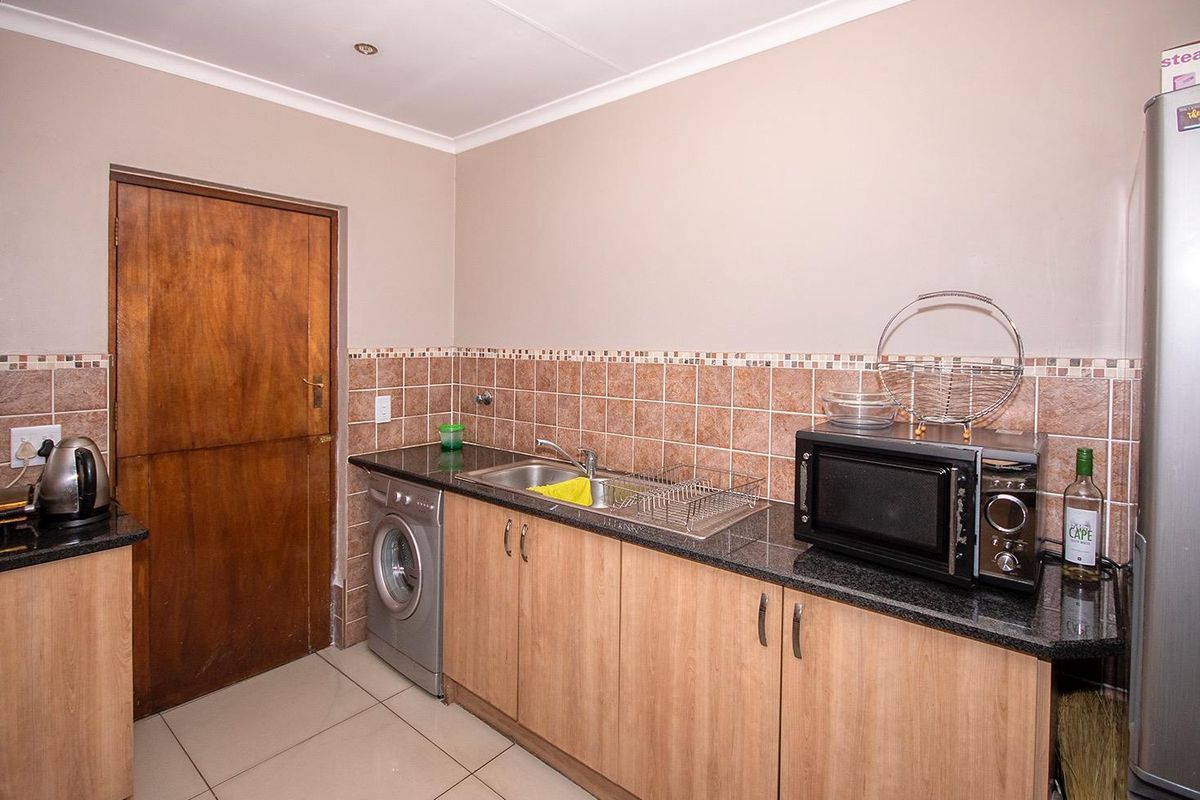 3 BEDROOM MEYERSIG ESTATE BARGAIN! - Photo 2