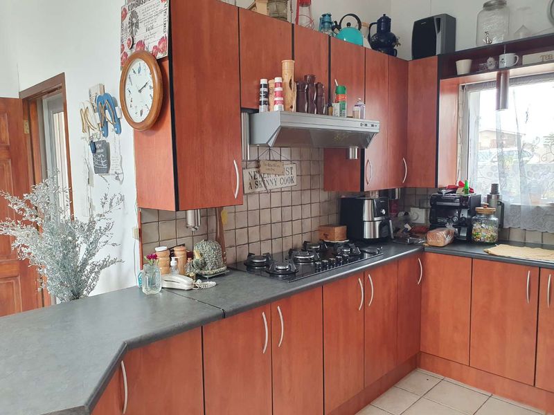 "Spacious 4-Bed Home with 3 En-Suites & Braai Area!" - Photo 6