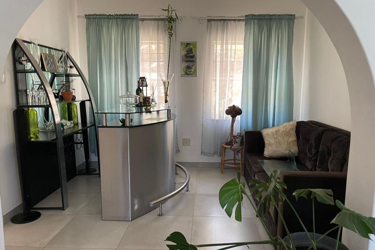 Lovely Freestanding Family Home for Rent - Photo 3