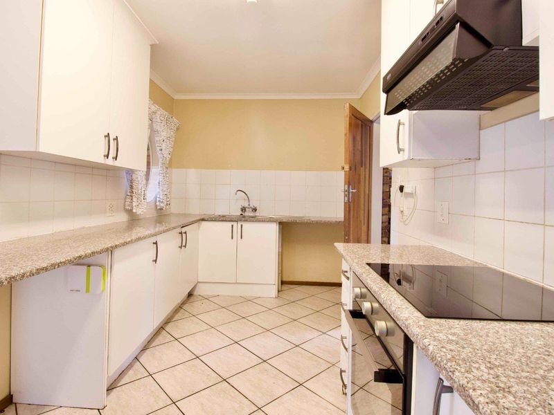 The ideal home in a great neighbourhood - Photo 10