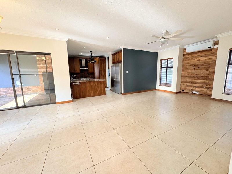 Ultra Spacious Townhouse in Heritage Hill - Photo 2