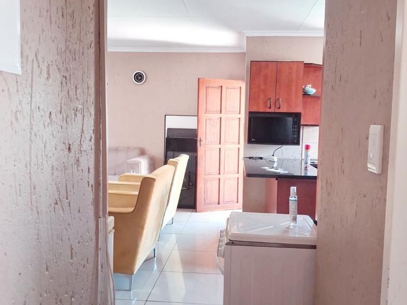 Elegant 3-Bedroom Home with Ensuite & Carport!" - Photo 9