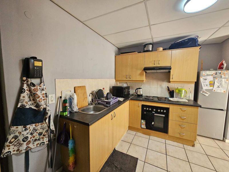 Lovely 2 Bed 1 Bath Apartment with private Stoep area and open plan living area with kitchenette - Photo 2