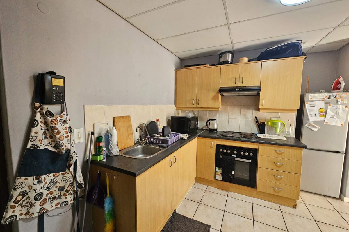 Lovely 2 Bed 1 Bath Apartment with private Stoep area and open plan living area with kitchenette - Photo 2