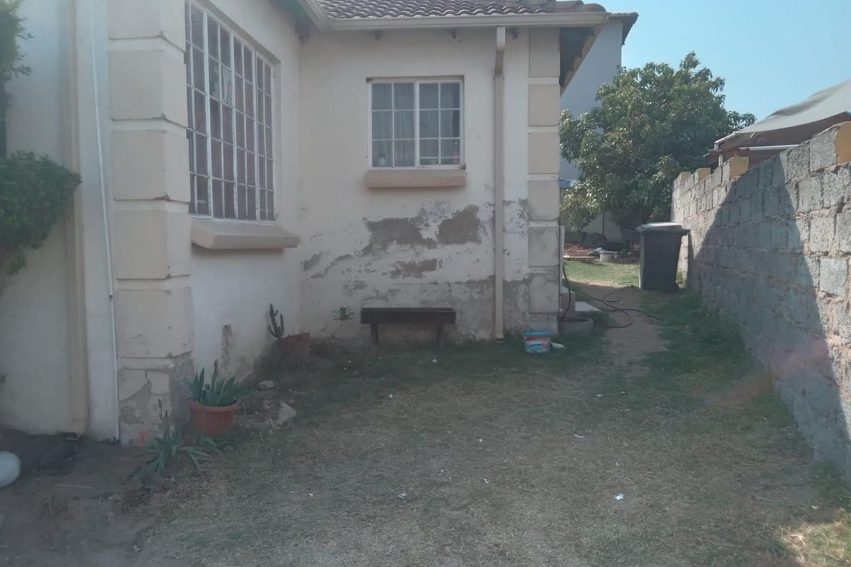 HOUSE IN NEED OF LOVING CARE - Photo 2