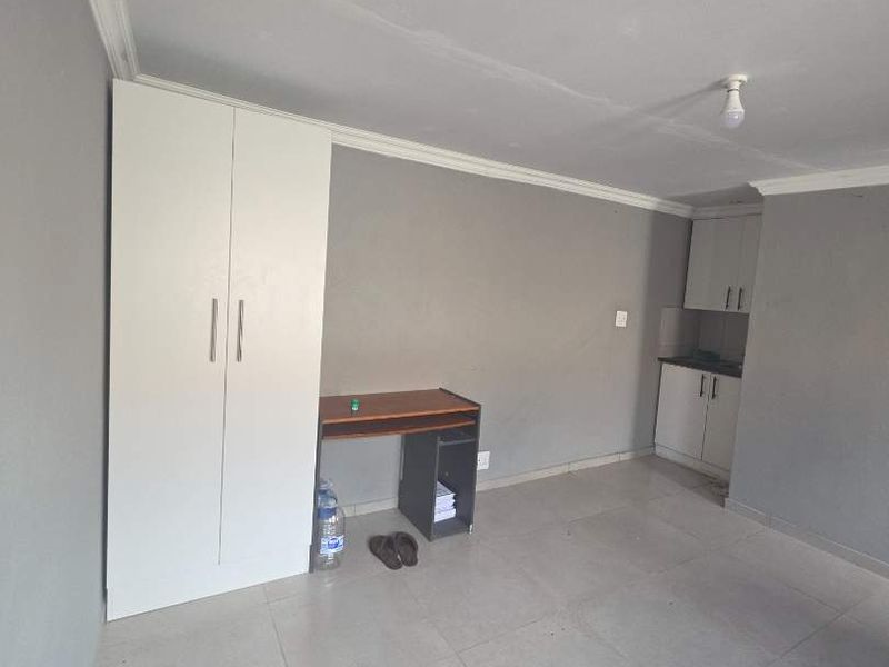 Bachelor to rent in Lotus Gardens - Photo 6