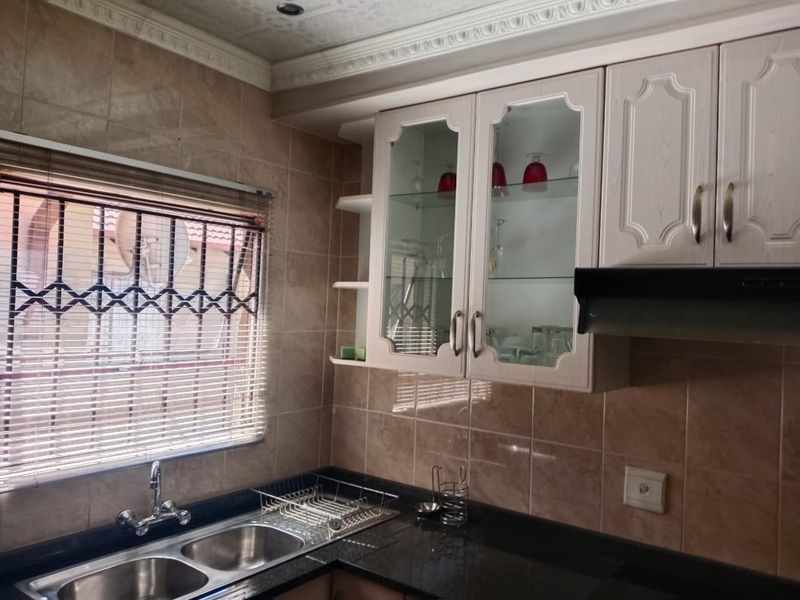 Beautiful and modern home - Photo 7