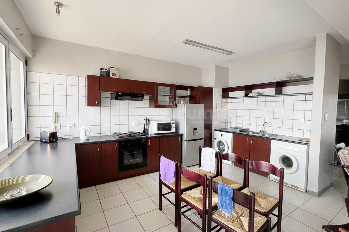 Top-Floor Apartment with Breathtaking Sea Views - Photo 4