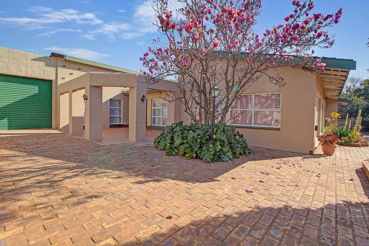 Spacious Family Oasis with Renovated Pool & Solar Power! - Photo 3