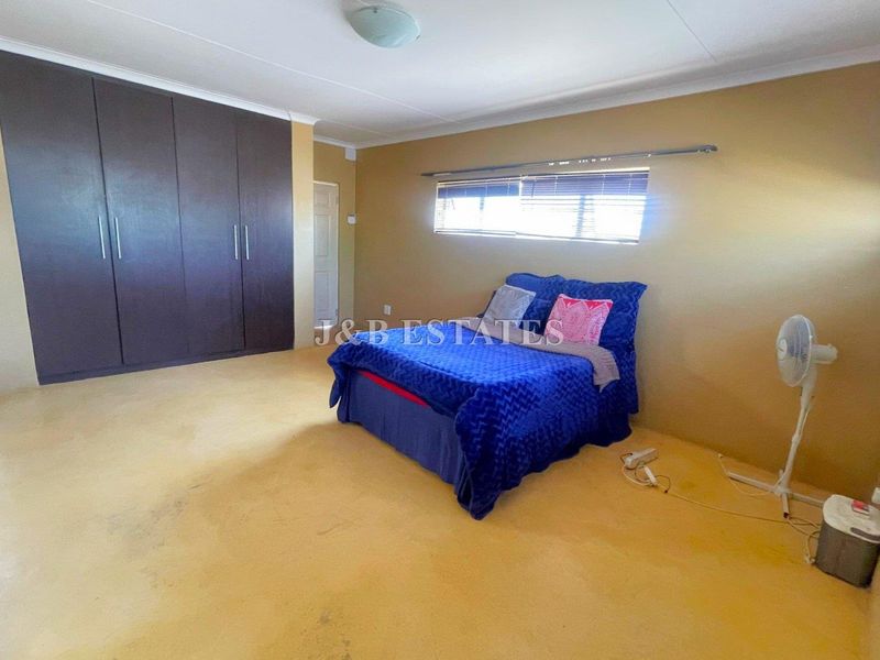 Modern 3-Bedroom House - Photo 7