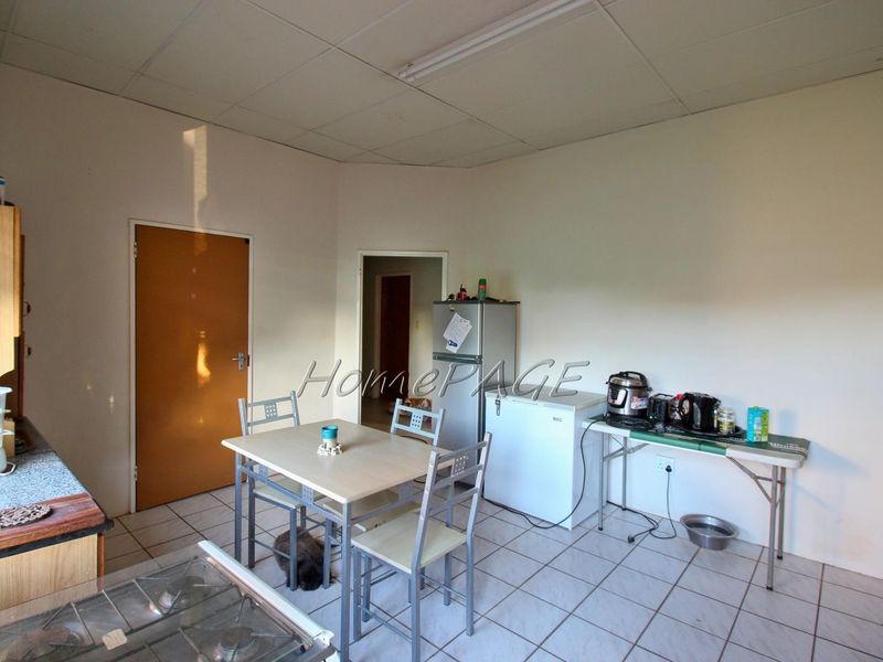 Otjiwarongo:  4 Bedr Corner Property Close to Schools FOR SALE - Photo 5