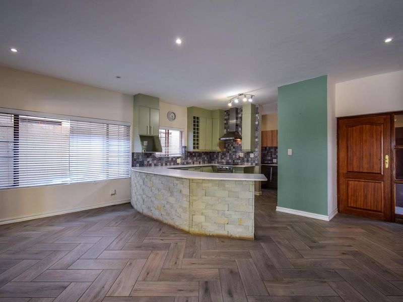 Modern, Three bedroom duet with neat finishes in security estate - Moreleta Park - Photo 10