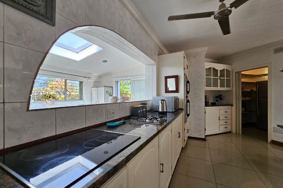 Elegant 5-Bedroom Family Home with Modern Comfort & Entertaining Spaces - Photo 5