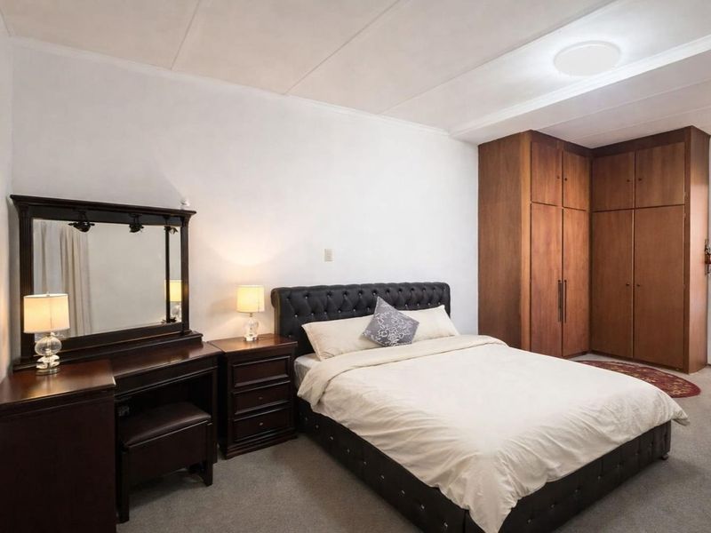 Three-Bedroom Corner Property Near Town - Photo 5