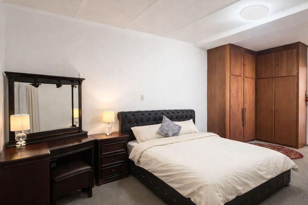 Three-Bedroom Corner Property Near Town - Photo 5