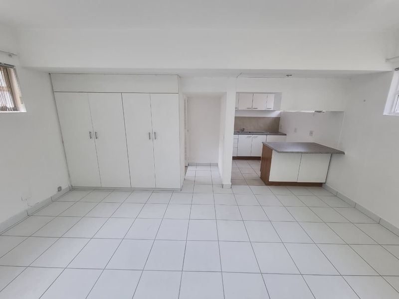 Unfurnished Bachelor Apartment To Let in Sea Point - Photo 2