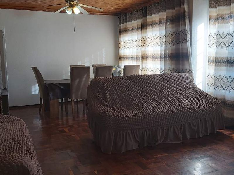 Gorgeous 5 Bedroom home - Photo 4