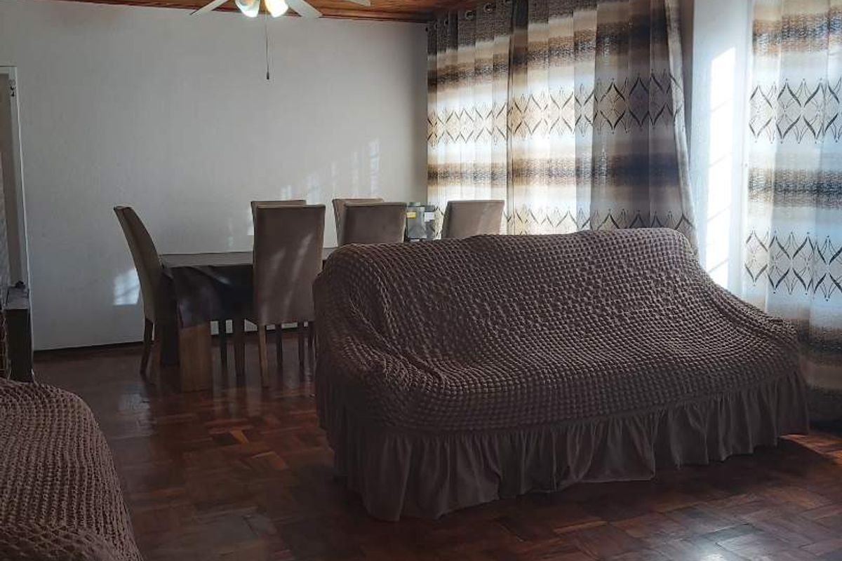 Gorgeous 5 Bedroom home - Photo 4