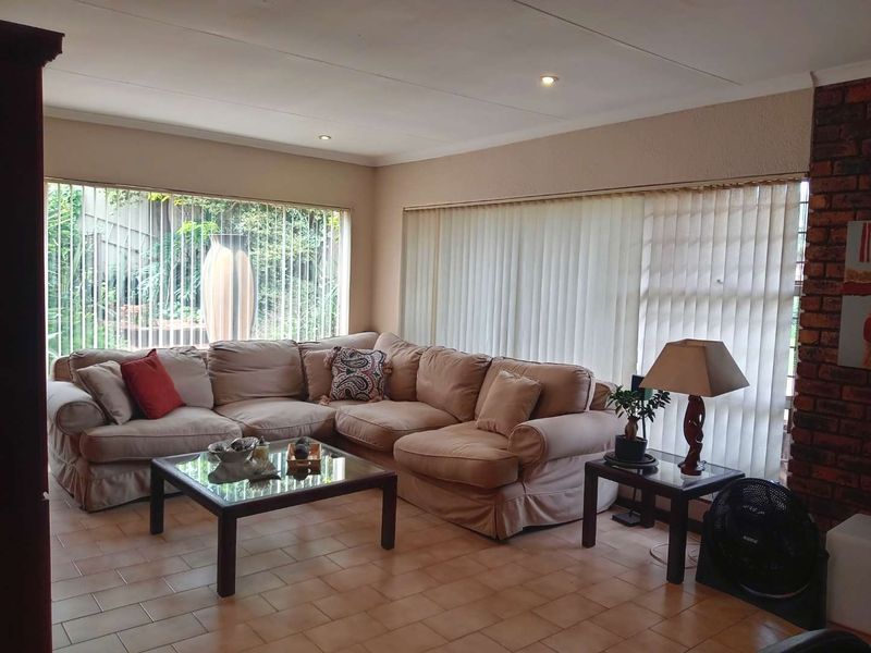 Your Dream Family Home In Bruma's Premier Boomed Enclave! - Photo 2