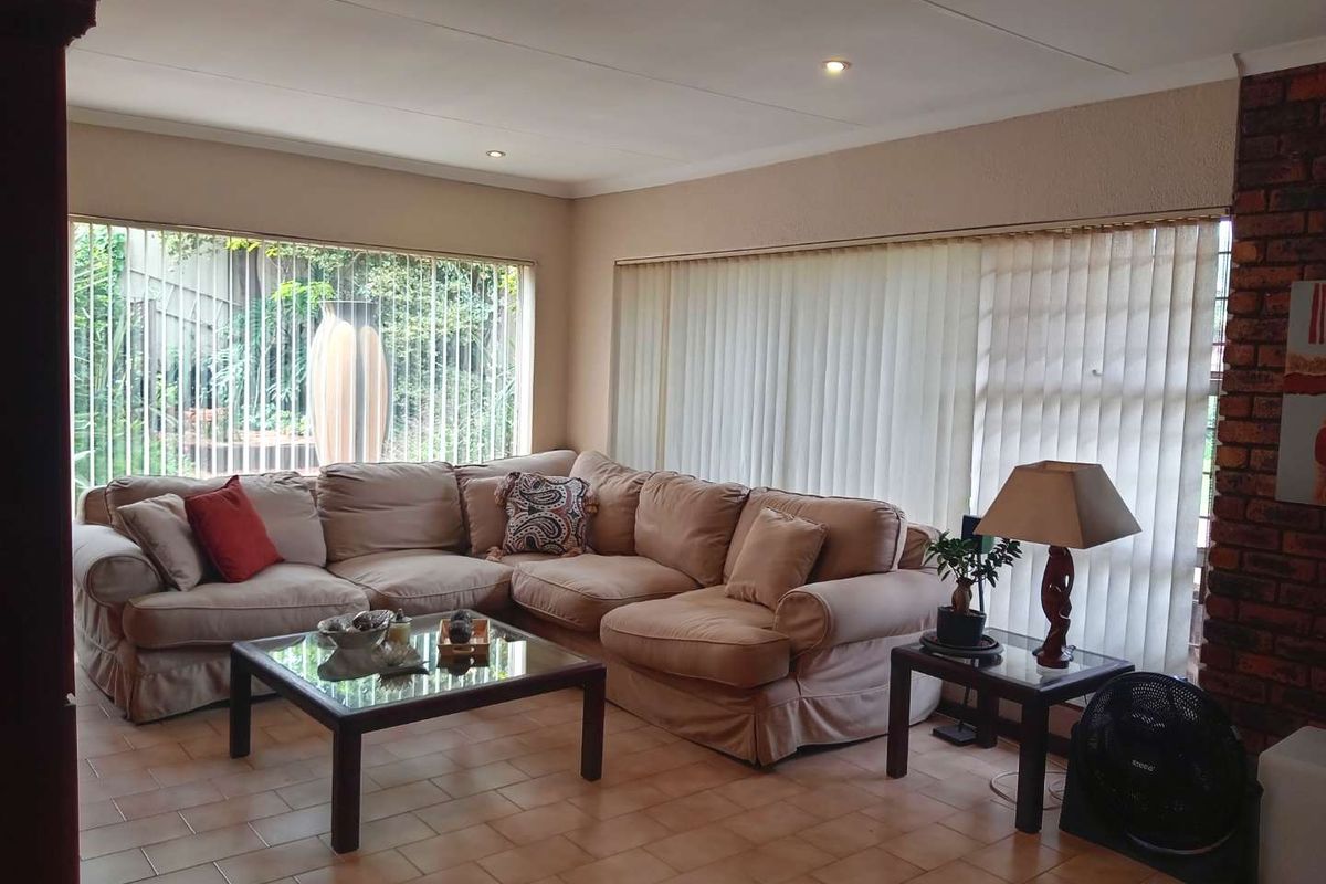 Your Dream Family Home In Bruma's Premier Boomed Enclave! - Photo 2