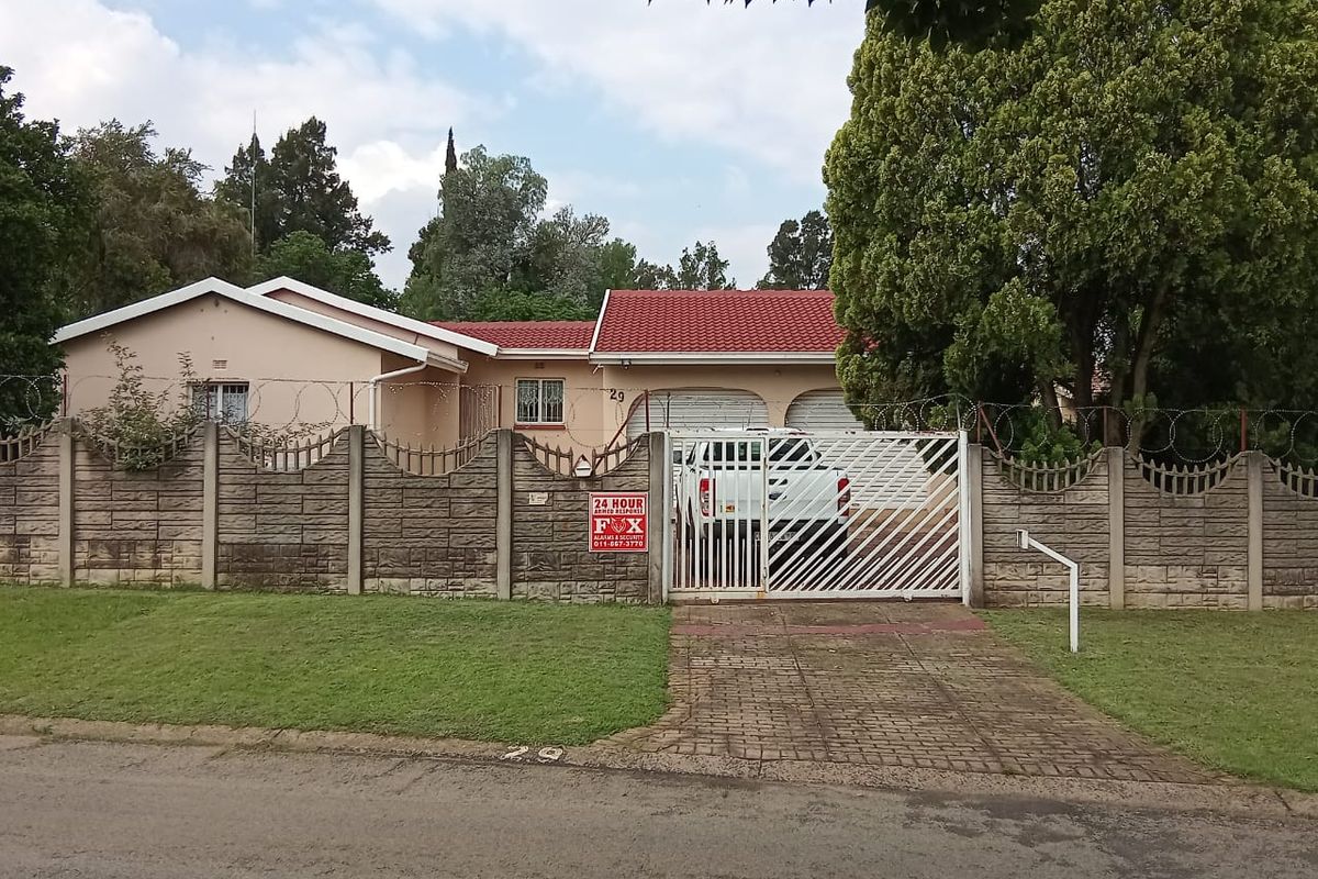 Three bedroom house for sale in Brackendowns - Photo 2