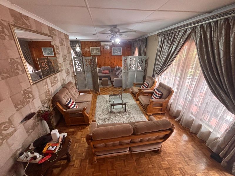 Spacious Family Living with Endless Potential in Sarnia - Photo 4