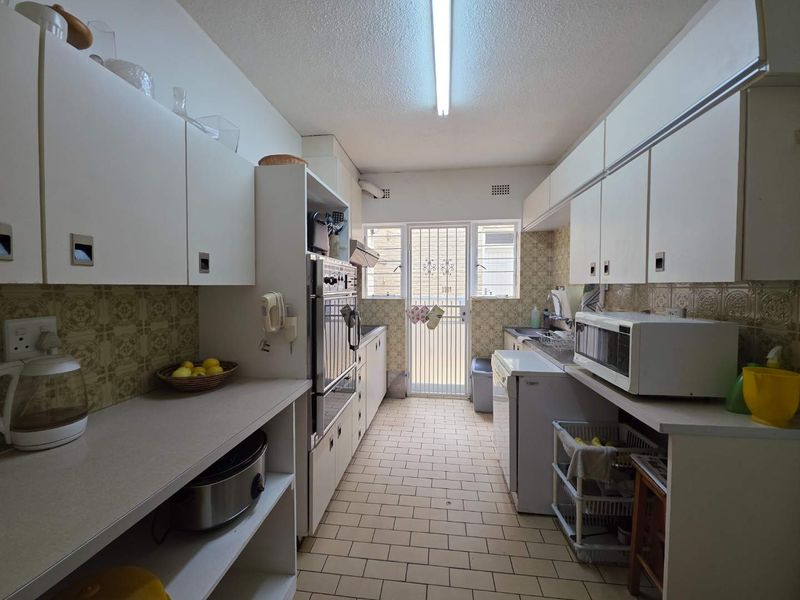 Spacious Cluster with pool and staff accomodation - River Club Sandton - Photo 7