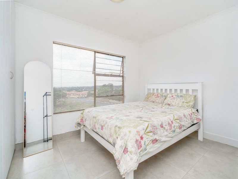NEAT TOP-FLOOR APARTMENT IN WELTEVREDEN PARK - Photo 2
