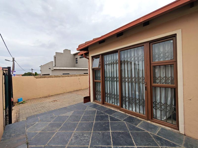 3 Bedroom House for Sale in Cosmo City - Photo 2