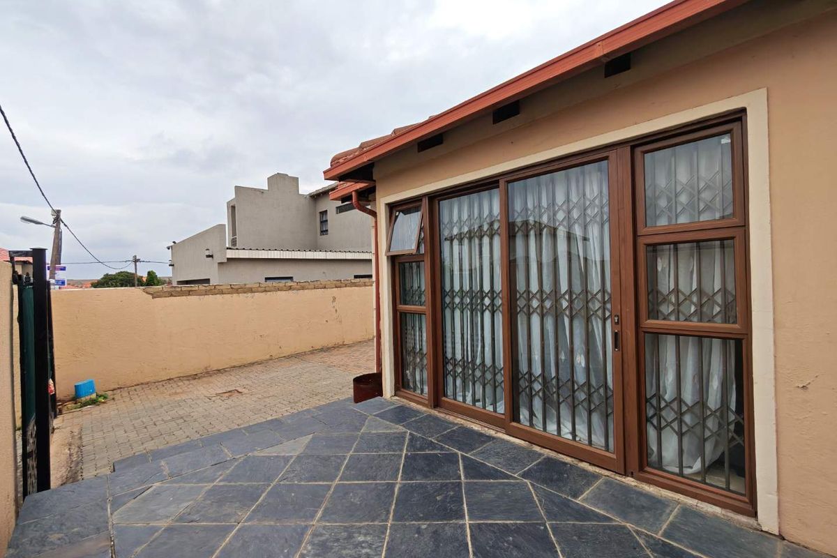3 Bedroom House for Sale in Cosmo City - Photo 2