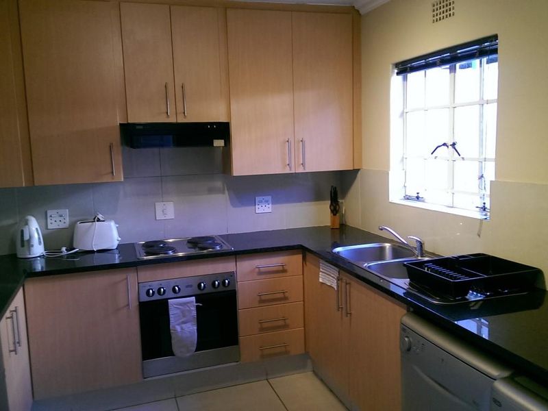 2 BEDROOM FURNISHED GARDEN TOWNHOUSE TO RENT IN MORNINGSIDE. - Photo 5