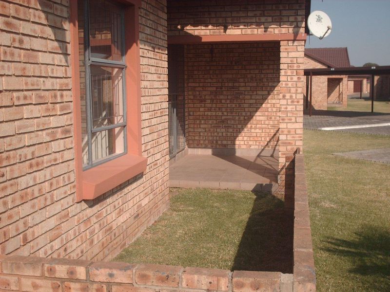 Two Bedroom Townhouse Riversdale Meyerton. - Photo 4