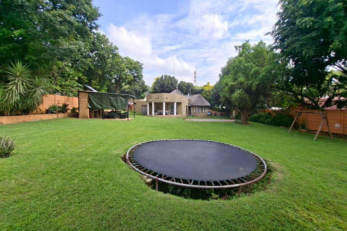 Spacious Thatched Home 5 Bedroom,3.5 Bathroom with cottage - Photo 3