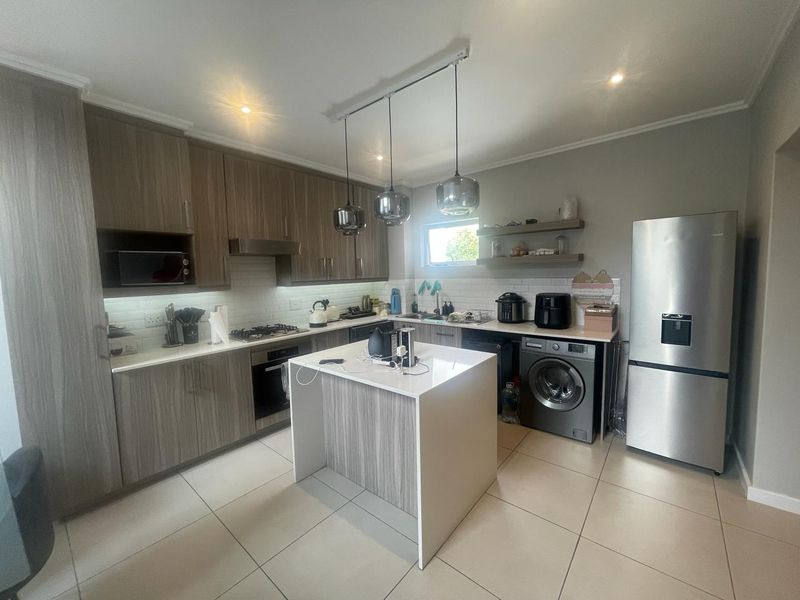 Elegant Duplex Living in Prime Morningside 2 bedroom - Photo 3