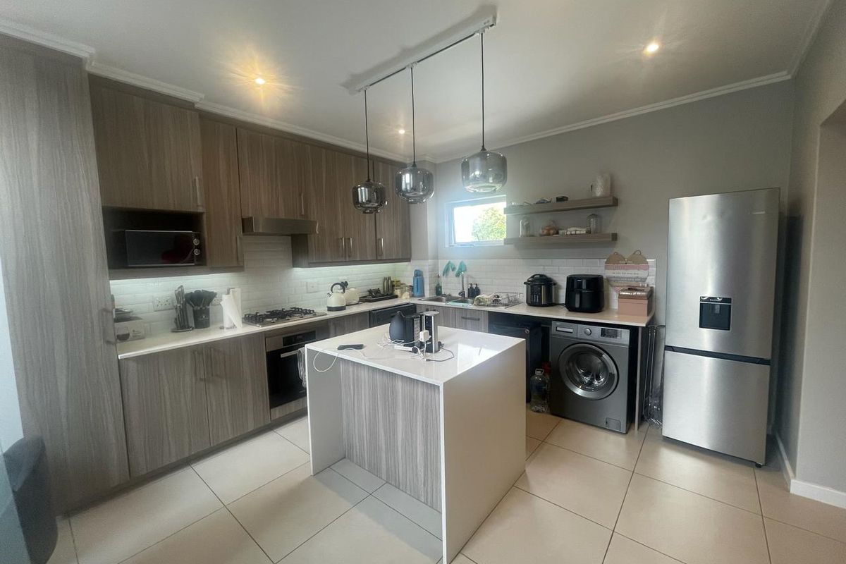 Elegant Duplex Living in Prime Morningside 2 bedroom - Photo 3