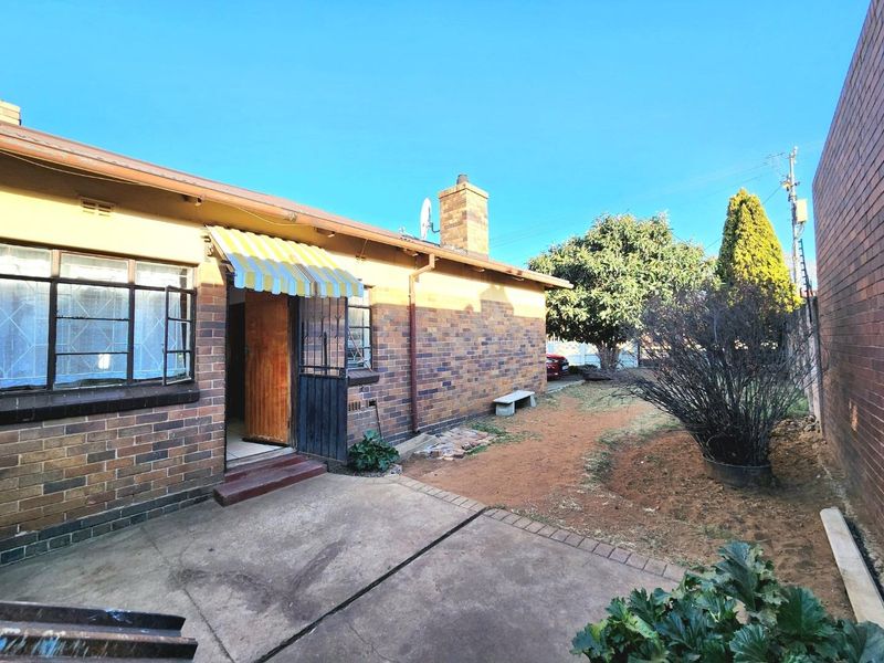 Spacious Home with Cottage and Excellent Investment Potential - Photo 2