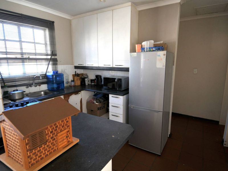 Modern 2-Bedroom, 2-Bathroom Apartment to rent in Erasmuskloof - Photo 6