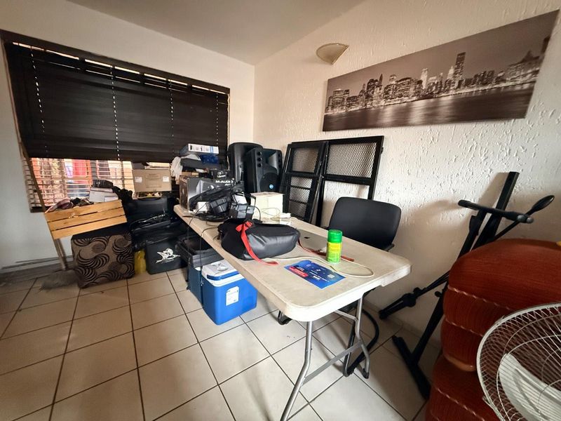 Charming 2BR Apartment: Secure, Spacious, and Central - Photo 8