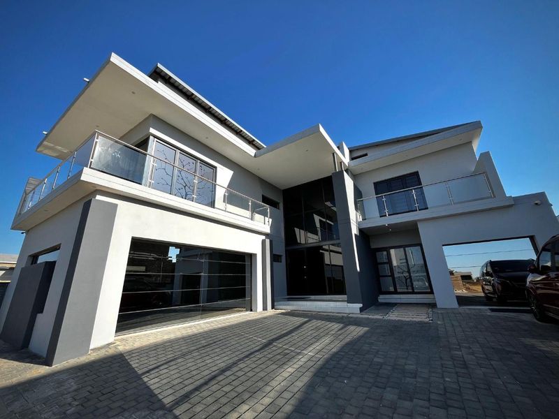 Luxurious 5-Bedroom House in Six Fountains Estate - Photo 2