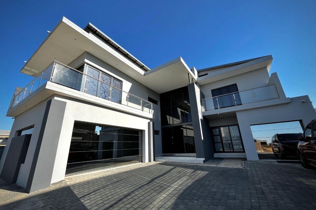 Luxurious 5-Bedroom House in Six Fountains Estate - Photo 2