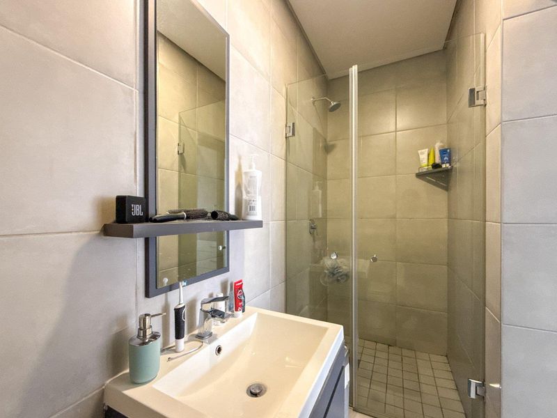 Modern City Gem | Perfect Starter, Stylish Living, Prime Location - Photo 9