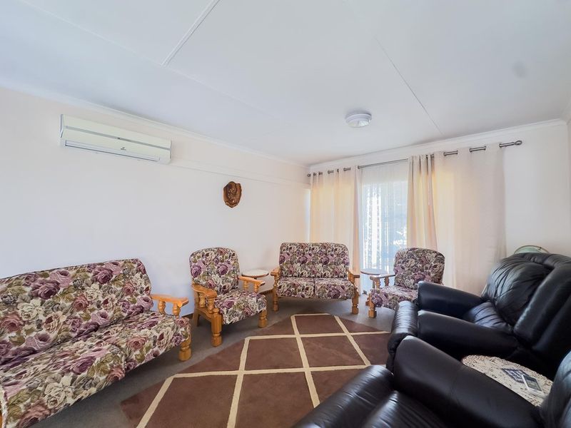 Spacious Family Home on a Large Stand with Exceptional Potential - Photo 5