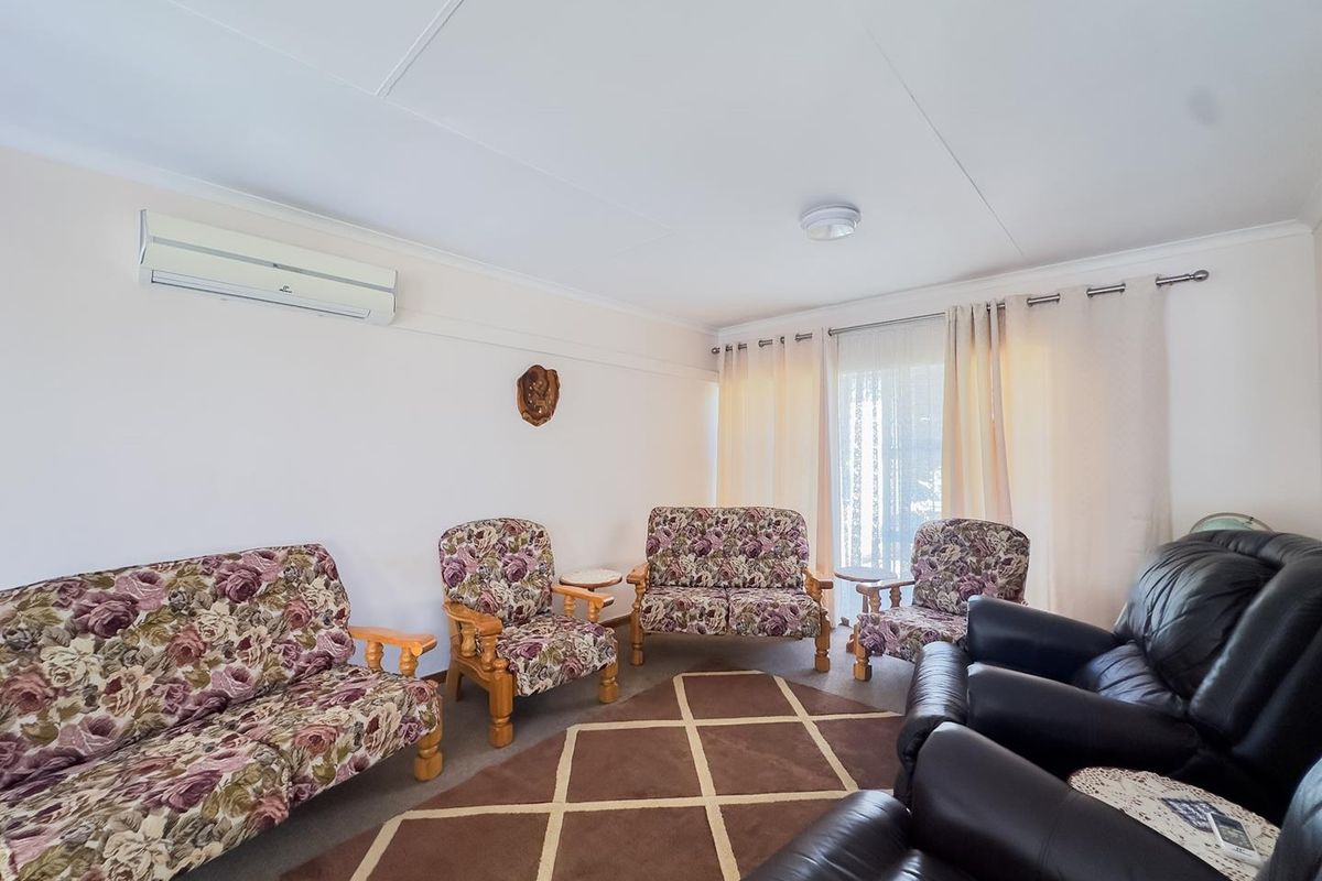 Spacious Family Home on a Large Stand with Exceptional Potential - Photo 5