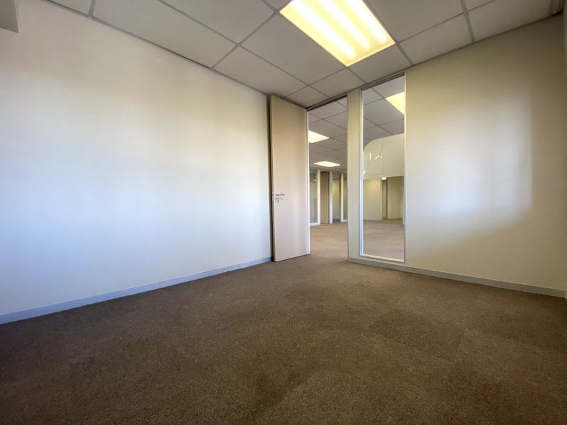 Spacious Office Unit with Large Entertainment Balcony in Fourways - Photo 6