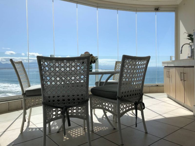 Oceanfront Elegance: Your Double-Storey Penthouse Retreat - Photo 9