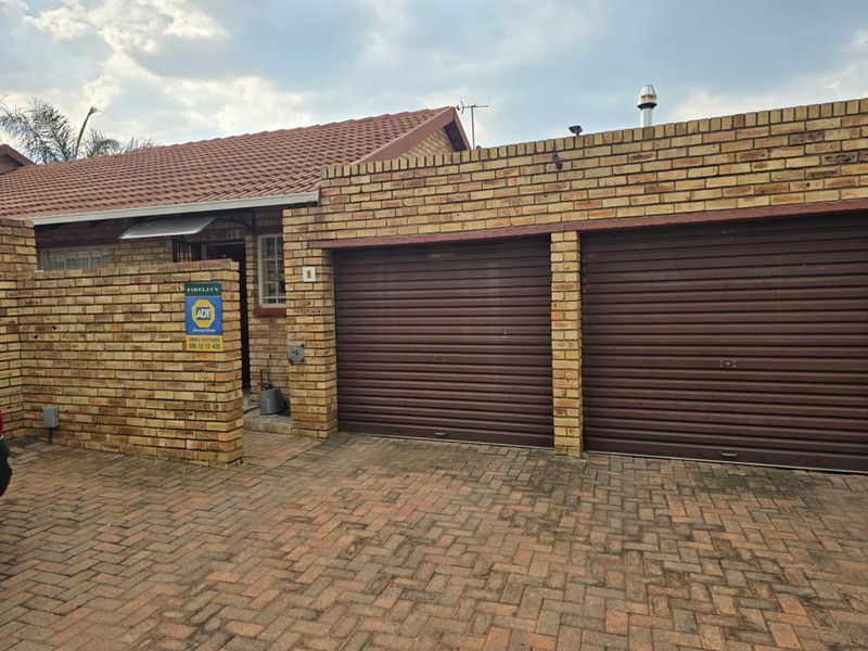 3 Bedroom Townhouse in Glen Marais - Photo 2